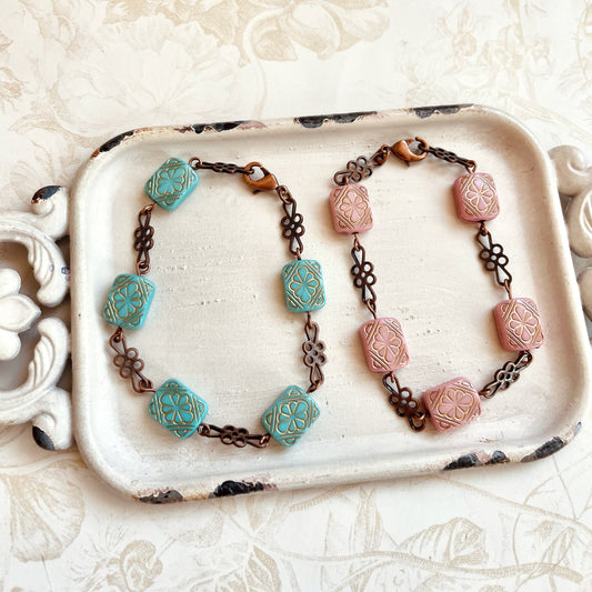 Vintage style daisy chain bracelet pink or turquoise